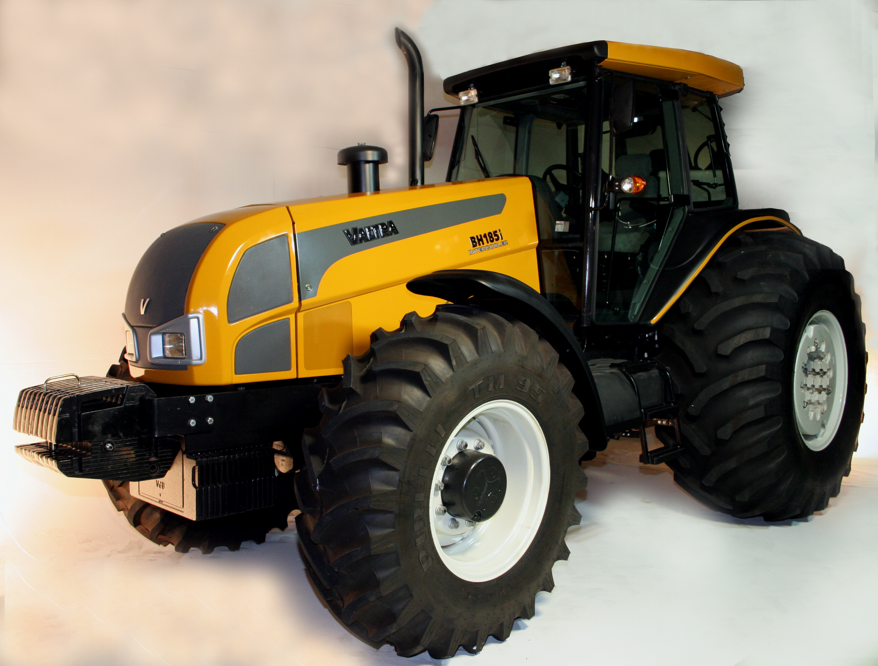 Valtra 185 esquerda.jpg